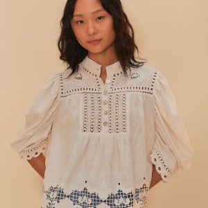 Off-White Romantic Richelieu LENZING™ ECOVERO™ Euroflax™ Blouse
 – FARM Rio